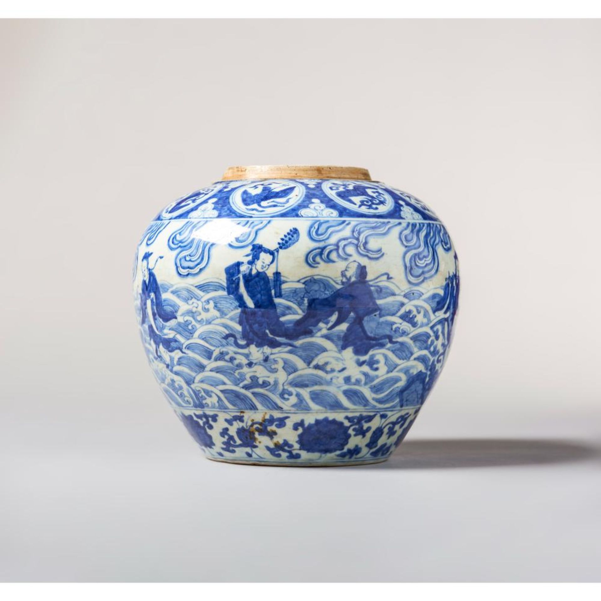 A blue and white 'Eight Immortals' globular jar 嘉靖六字款时期青花“八仙”球形罐 - Image 4 of 5