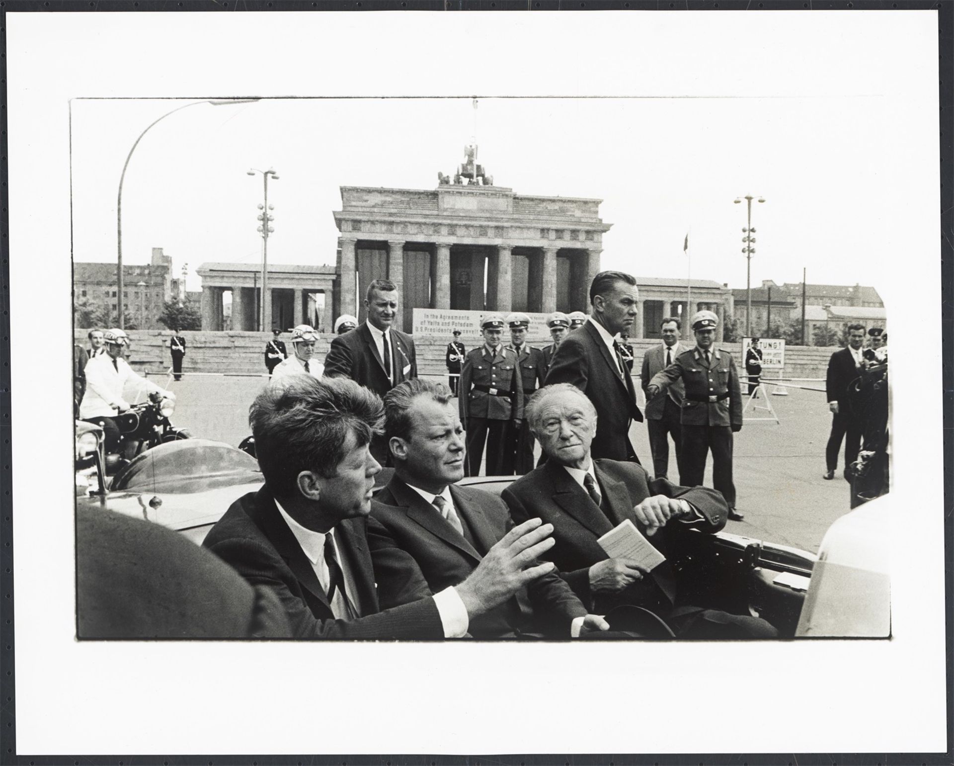 Will McBride. „John F. Kennedy, Willy Brandt, Konrad Adenauer vorm Brandenburger Tor, Berlin“. 1963 - Bild 2 aus 4