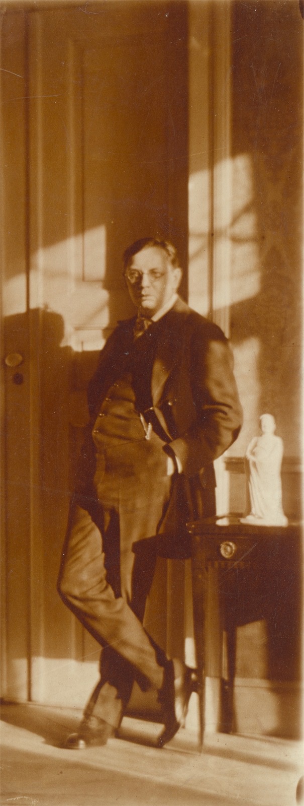 Gustavo Bonaventura. Hugo Erfurth in his studio, Palais Lüttichau, Dresden. 1911