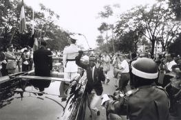 Robert Lebeck. „Der gestohlene Säbel. König Baudouin von Belgien in Leopoldville am 29.6.1960“.