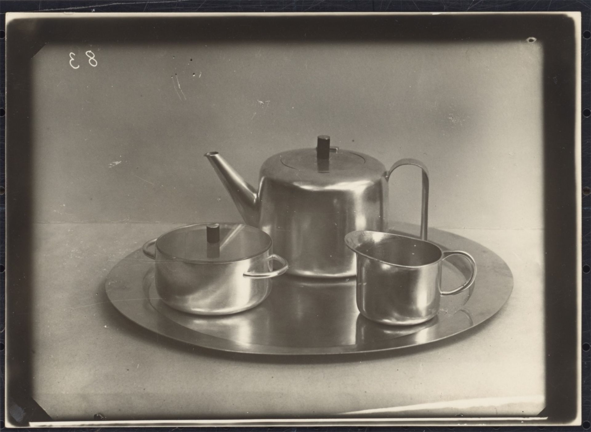 Lucia Moholy (d.i. Lucia Schulz). Teeservice von Marianne Brandt. 1926 - Bild 2 aus 4