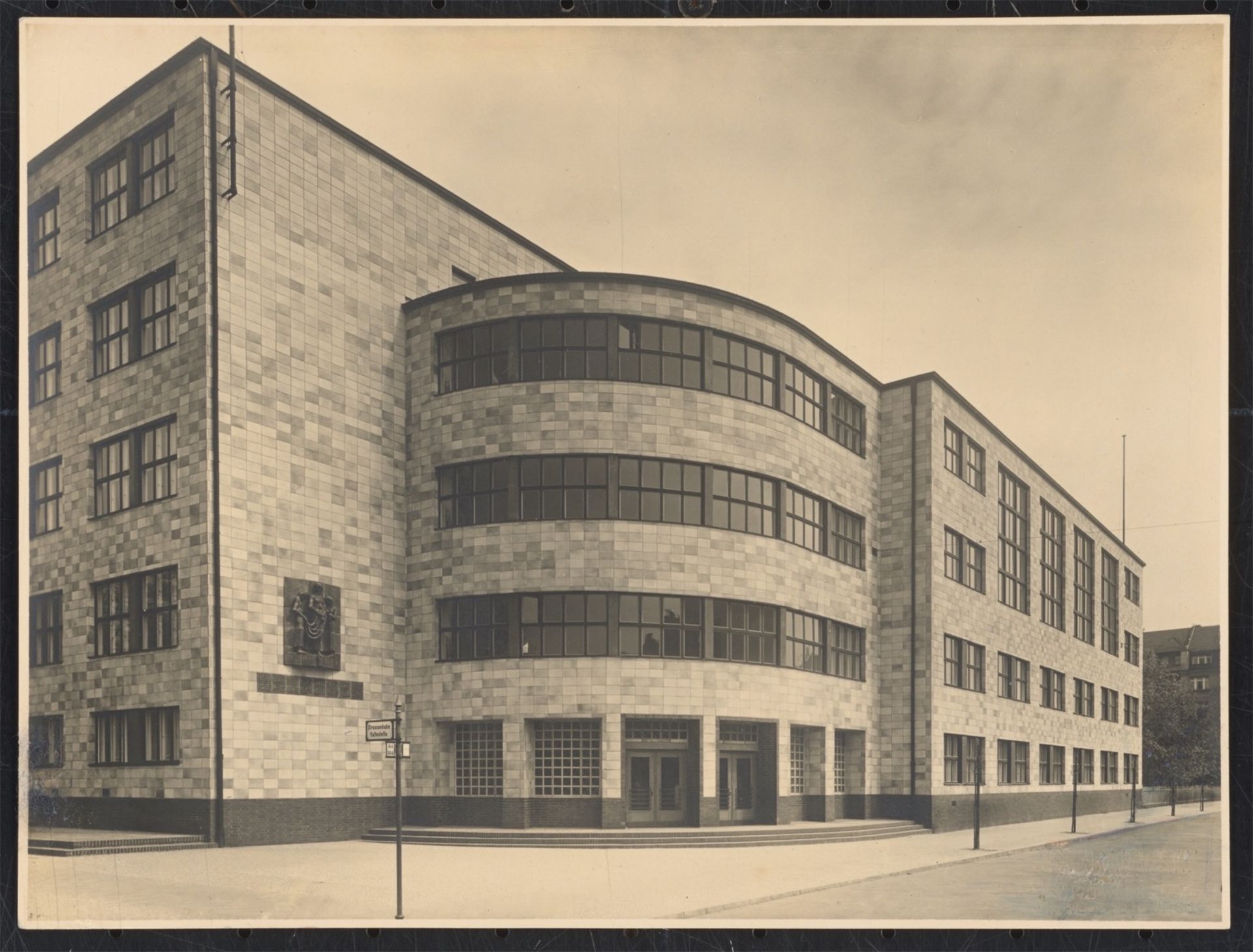 Max Krajewsky. Dorotheen-Oberlyzeum in Berlin Köpenick. Architekt: Max Taut. Haupteingang …. 1928/29 - Bild 2 aus 4