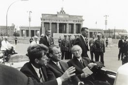 Will McBride. „John F. Kennedy, Willy Brandt, Konrad Adenauer vorm Brandenburger Tor, Berlin“. 1963