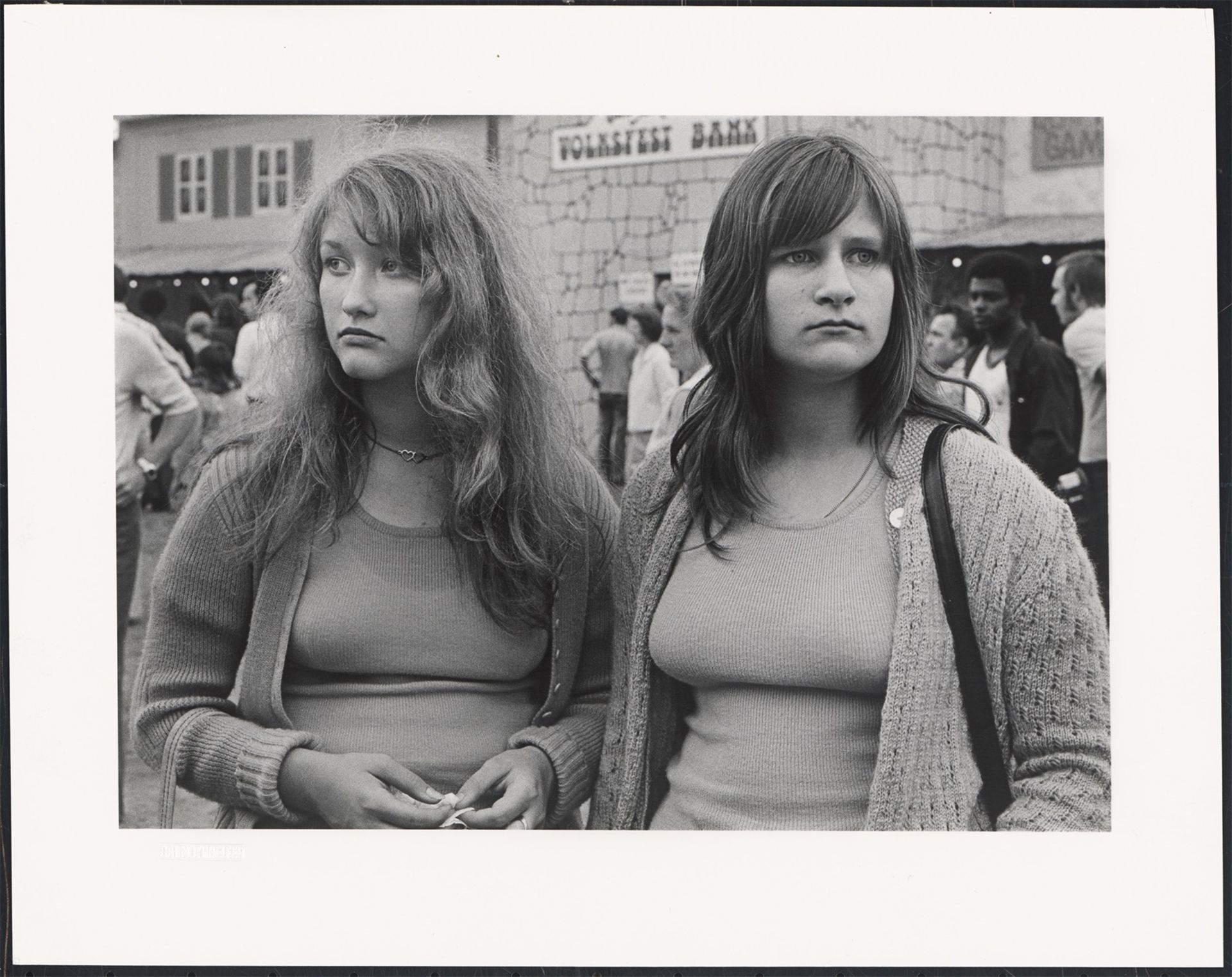 Gabriele und Helmut Nothhelfer. „Freundinnen auf dem Deutsch-Amerikanischen Volksfest, Berlin“. 1974 - Bild 2 aus 4