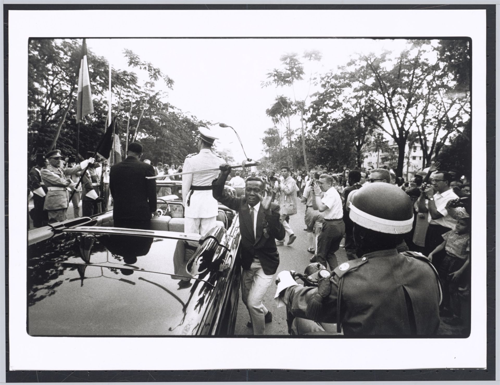 Robert Lebeck. „Der gestohlene Säbel. König Baudouin von Belgien in Leopoldville am 29.6.1960“. - Bild 2 aus 4