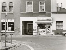 Tata Ronkholz. Köln-Mülheim, Dünnwalder Strasse 49, aus der Serie „Trinkhallen“, 1977–1984. 1980