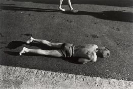 Will McBride. „Junge wärmt sich auf, Berlin“. 1956