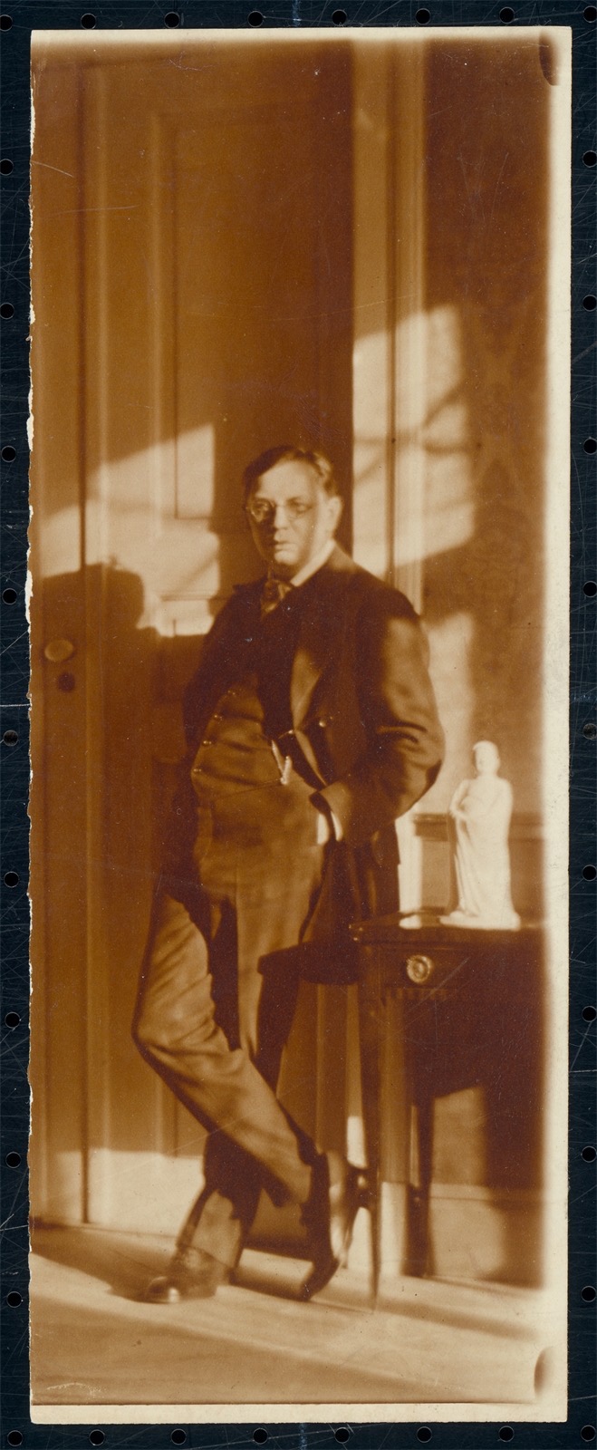 Gustavo Bonaventura. Hugo Erfurth in his studio, Palais Lüttichau, Dresden. 1911 - Image 2 of 4