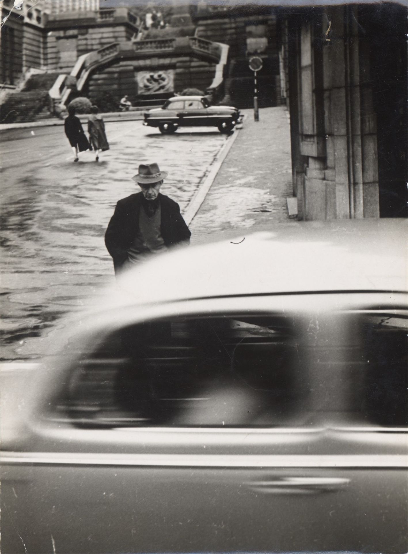 Marcel Broodthaers. Devant le Palais des Beaux-Arts Bruxelles. 1960