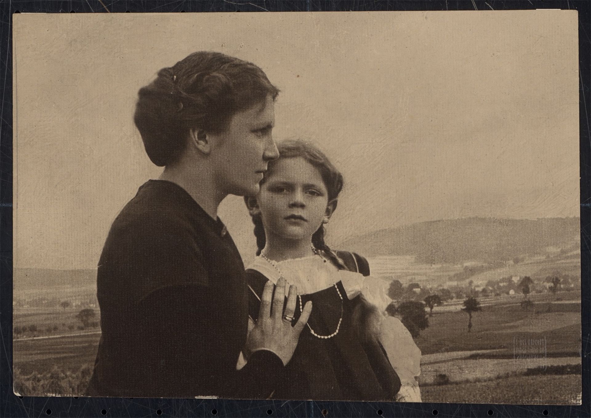 Hugo Erfurth. Helene und Annemarie Erfurth, Niederneukirch. 1909 - Bild 2 aus 4