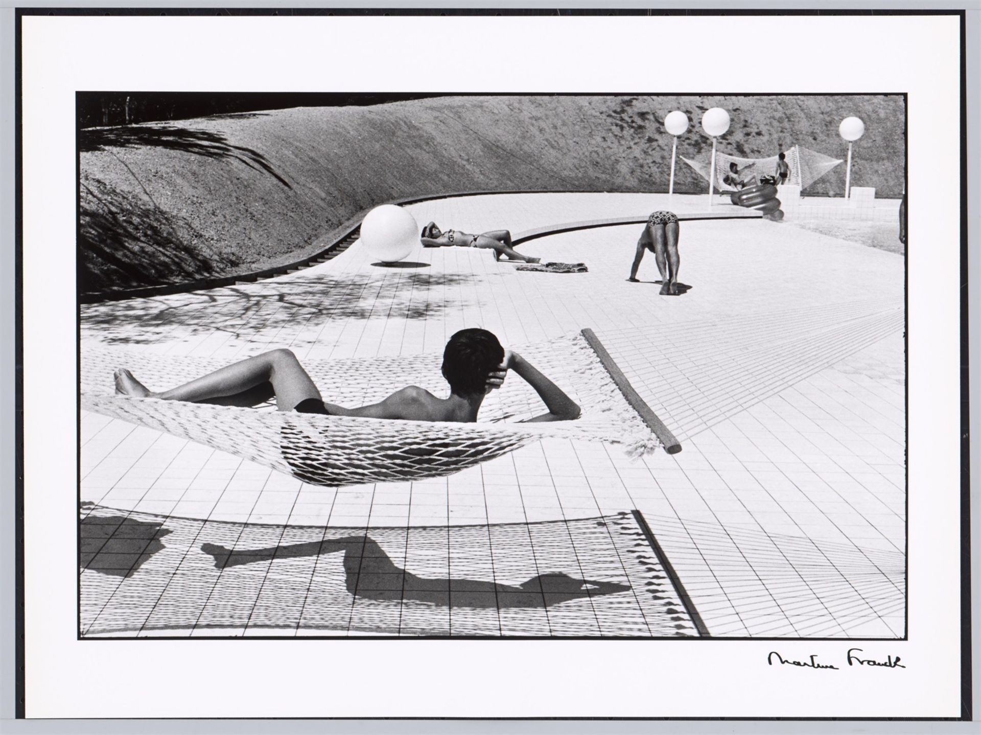 Martine Franck. Swimming Pool designed by Alain Capèilleres, Le Brusc, Var, France, Summer. 1976 - Bild 2 aus 4
