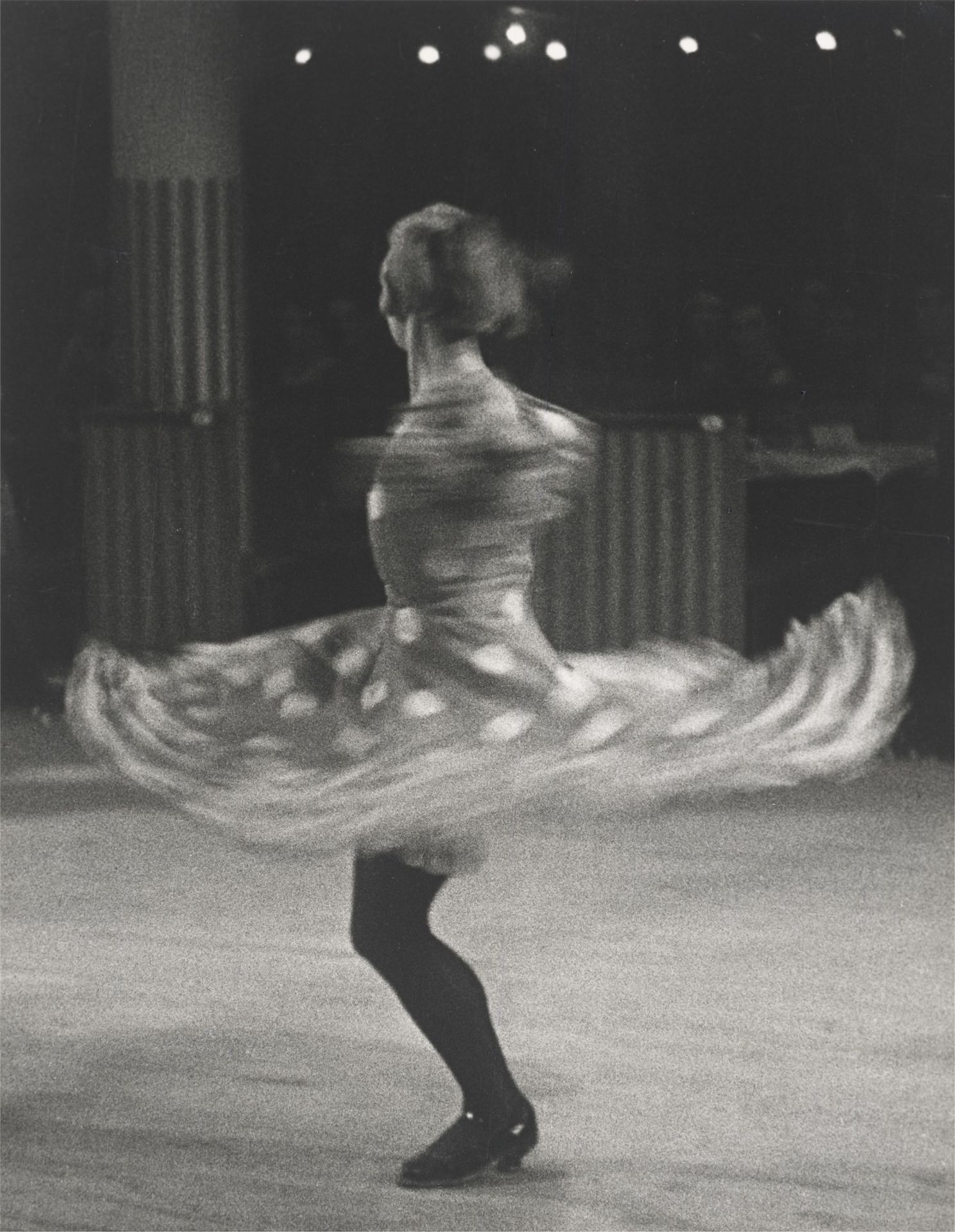 Ilse Bing. ”Danseuse Cancan. Moulin Rouge, Paris”. 1931