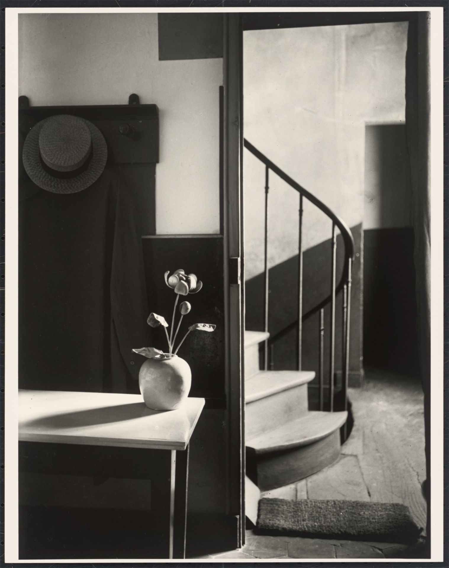 André  Kertész. Chez Mondrian, Paris. 1926/27 - Bild 2 aus 4