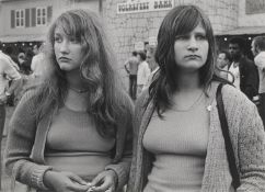 Gabriele und Helmut Nothhelfer. „Freundinnen auf dem Deutsch-Amerikanischen Volksfest, Berlin“. 1974