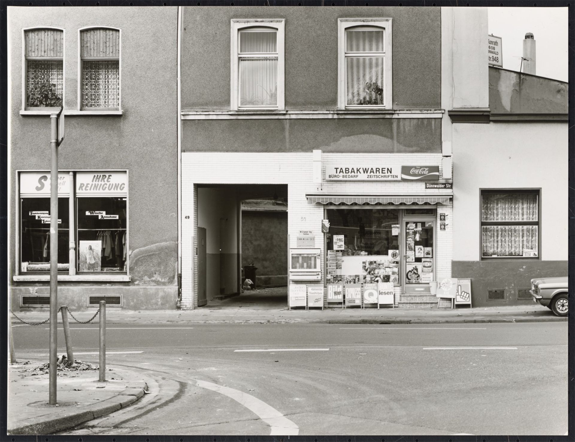 Tata Ronkholz. Köln-Mülheim, Dünnwalder Strasse 49, aus der Serie „Trinkhallen“, 1977–1984. 1980 - Bild 2 aus 4