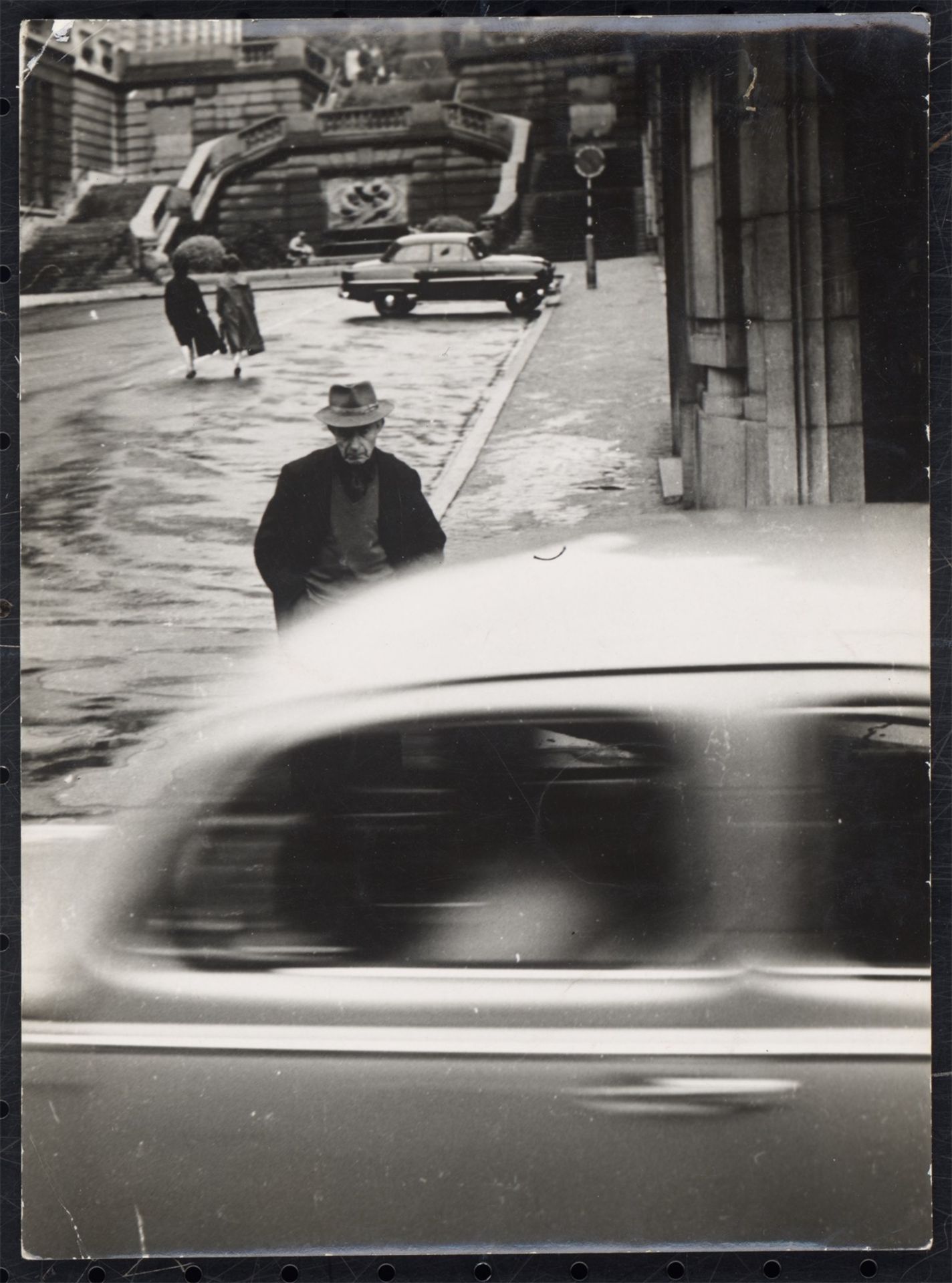 Marcel Broodthaers. Devant le Palais des Beaux-Arts Bruxelles. 1960 - Image 2 of 4