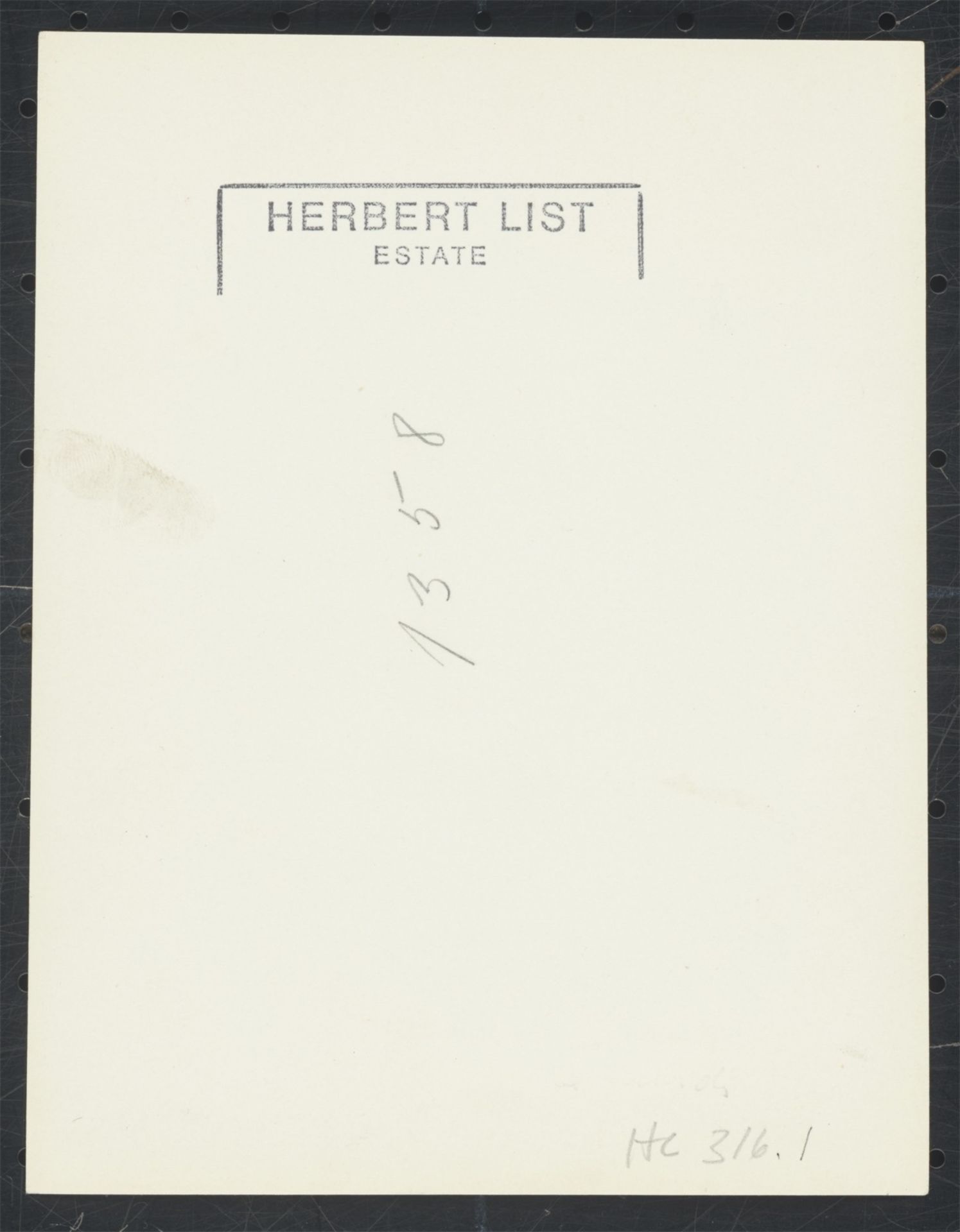 Herbert List. Flasche und Zeitung, Paris. 1936 - Bild 3 aus 4