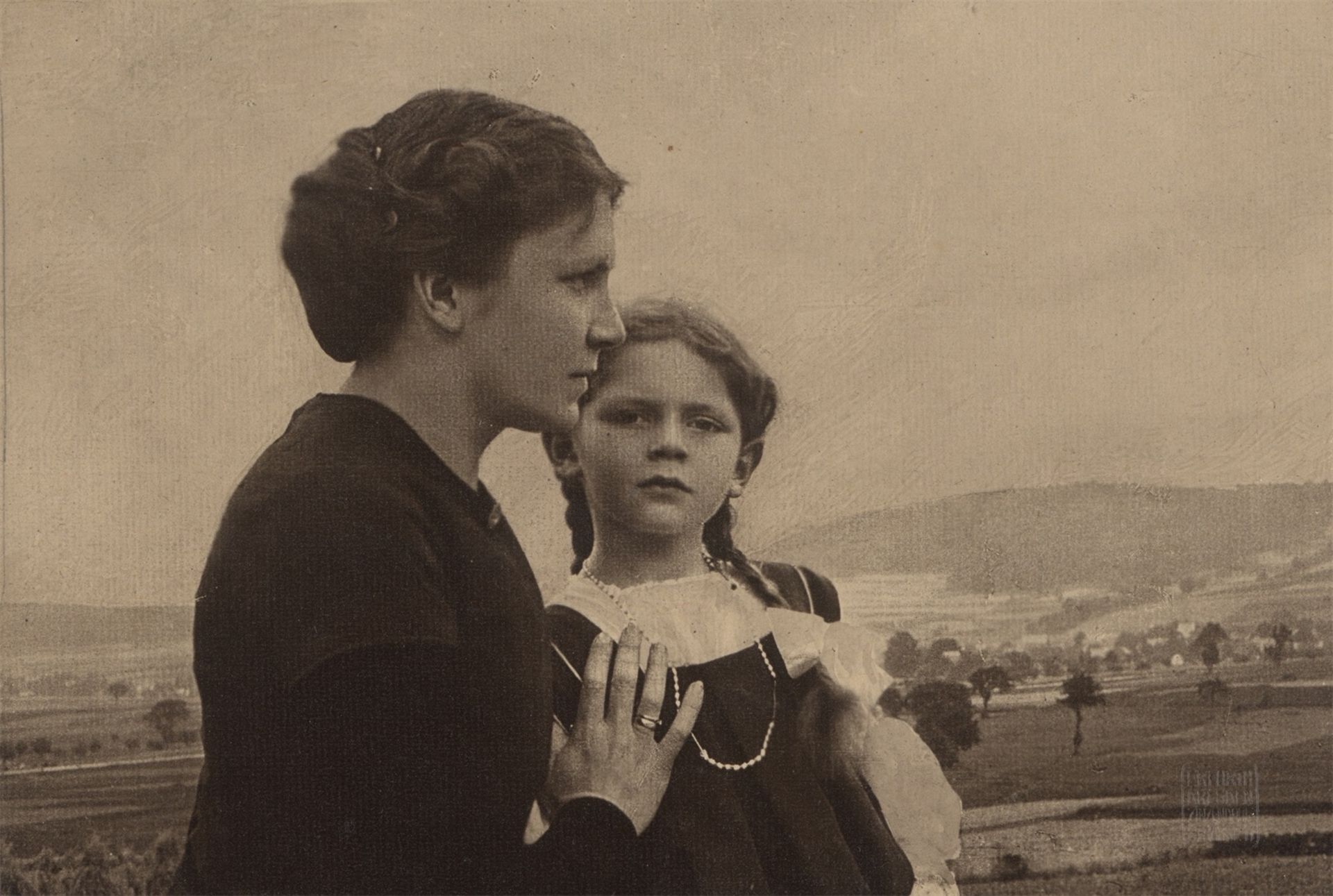 Hugo Erfurth. Helene and Annemarie Erfurth, Niederneukirch. 1909