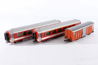 2 Fama Personenwagen ”FO” und Güterwagen, Spur 0m, Alterungsspuren, Z 3