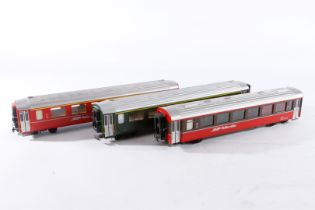 3 Fama Personenwagen ”RhB”, Spur 0m, rot und grün, Alterungsspuren, Z 3