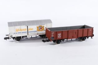 2 Märklin Güterwagen, Spur 1, weiß und braun, Alterungsspuren, L 31,5, Z 3