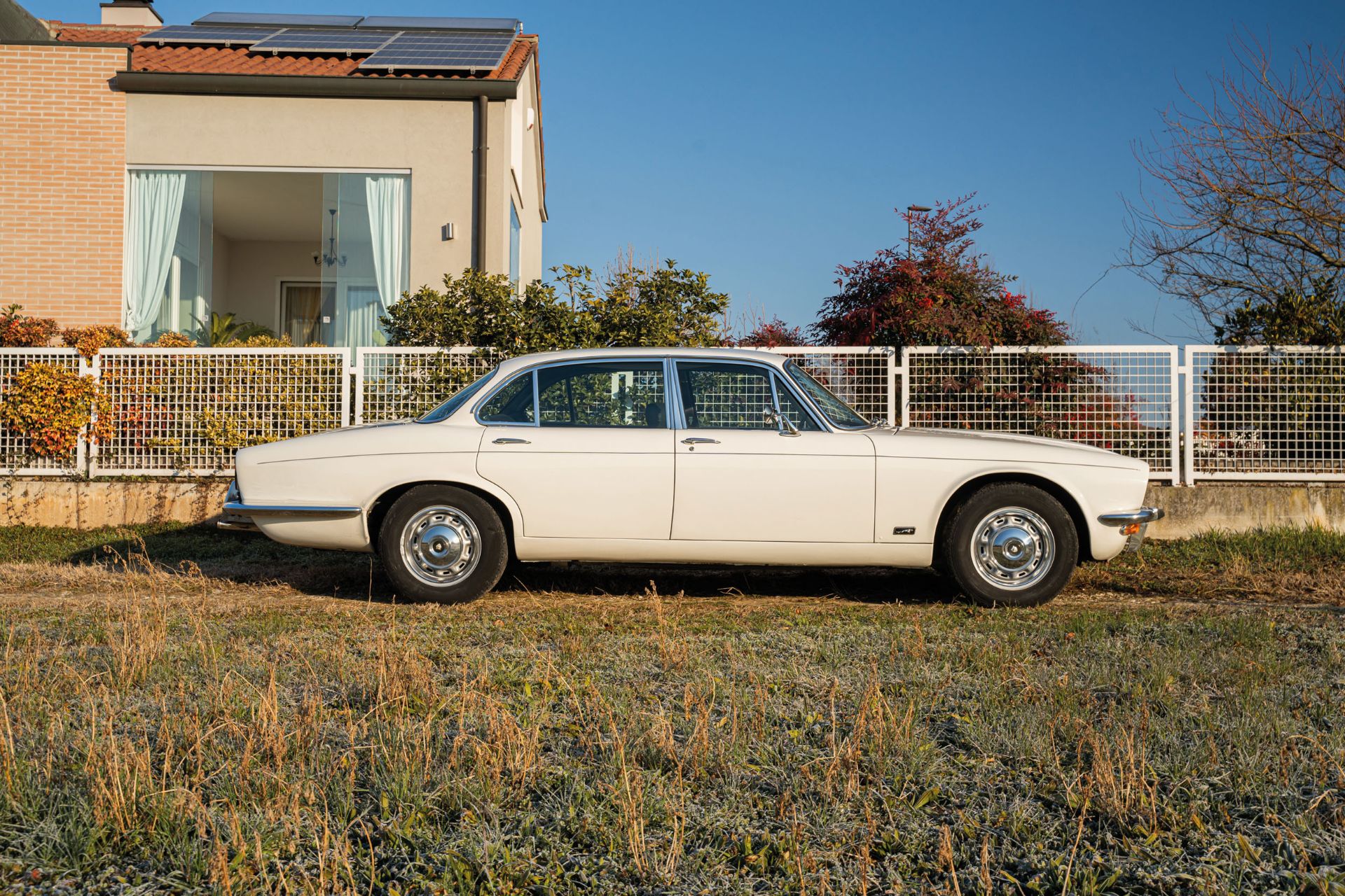 1976 JAGUAR XJ6, 4.2 - Image 2 of 6