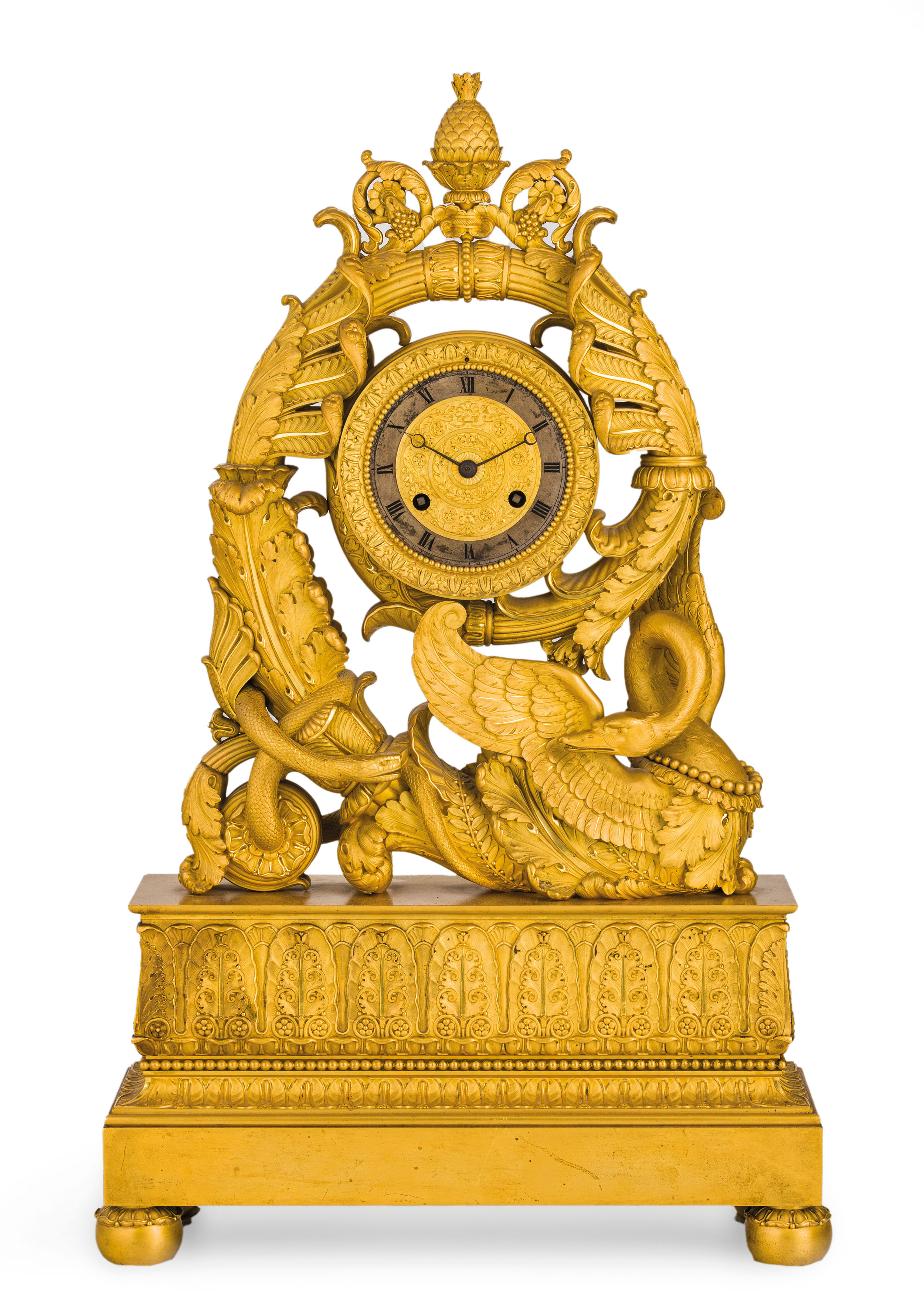 IMPORTANTE OROLOGIO A PENDOLO D'APPOGGIO IN BRONZO DORATO, FRANCIA 1820 CIRCA