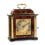 CHRISTOPHER GOULD LONDON, OROLOGIO A PENDOLO D'APPOGGIO IN TARTARUGA E LEGNO EBANIZZATO,