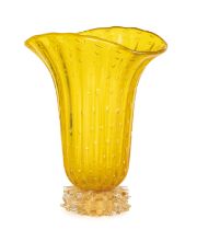 VASO DECORATIVO IN VETRO BICOLORE, FORNACE BAROVIER, MURANO, CIRCA 1970