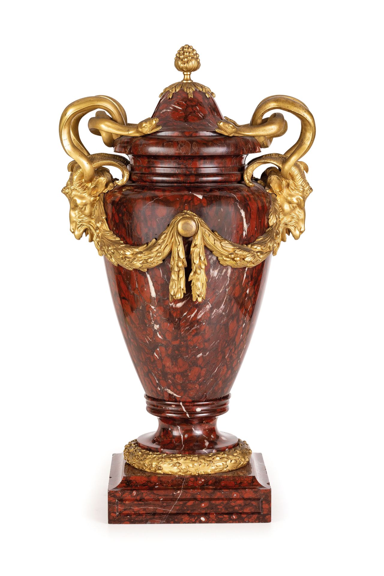 COPPIA DI GRANDI VASI DECORATIVI IN MARMO ROSSO E BRONZO DORATO, XIX-XX SECOLO