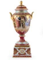 VASO CON COPERCHIO IN PORCELLANA POLICROMA, MANIFATTURA AUSTRIACA DEL 1900 CIRCA