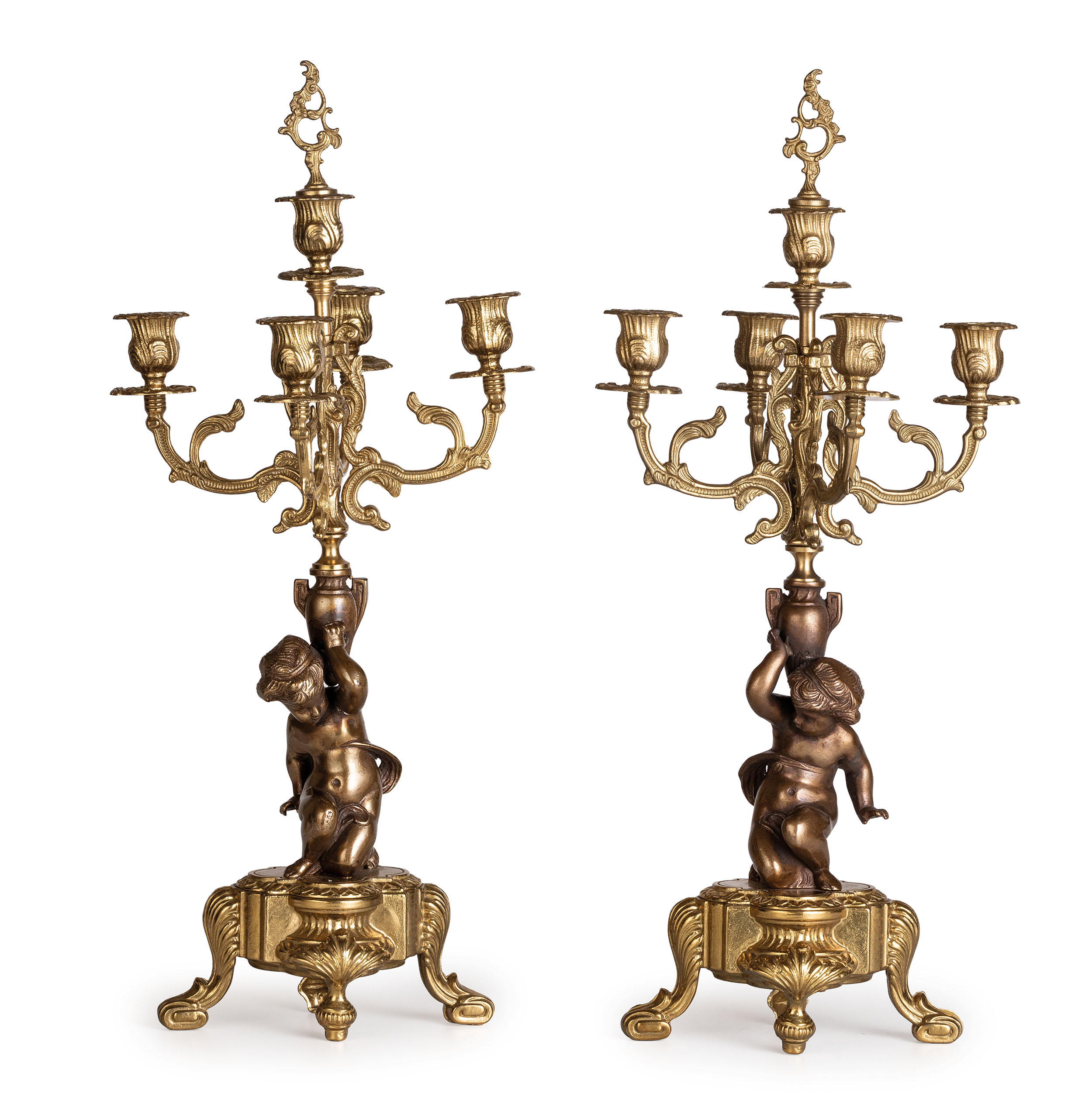 COPPIA DI CANDELABRI IN BRONZO DORATO E PATINATO, XX SECOLO