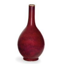 RARO GRANDE VASO A FORMA DI BOTTIGLIA IN PORCELLANA SMALTATA DI UN BELLISSIMO ROSSO LANGYAO, CINA,