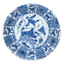 PIATTO LOBATO IN PORCELLANA BIANCA E BLU, CINA, EPOCA KANGXI (1662-1722)