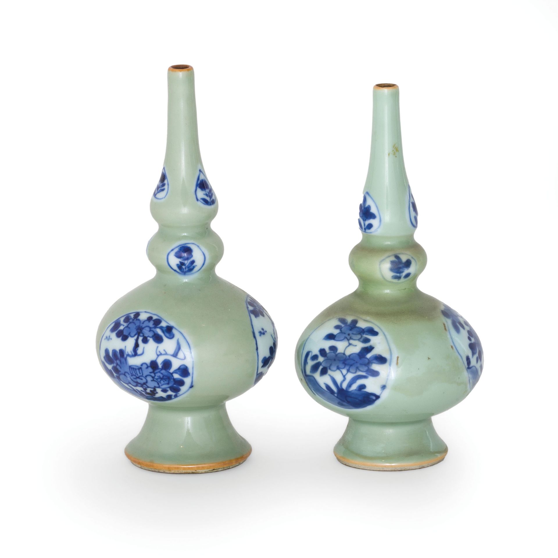 COPPIA DI PICCOLI VASI IN PORCELLANA CELADON E BIANCO E BLU, CINA, EPOCA KANGXI (1662-1722) - Image 4 of 6