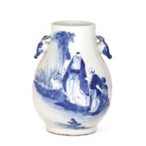 RARO VASO IN PORCELLANA BIANCA E BLU CON DECORO DI PERSONAGGI, CINA, INIZIO XX SECOLO,