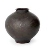 VASO GLOBULARE IN BRONZO CON DECORO DI CARPE A RILIEVO, KOREA O GIAPPONE, XVIII-XIX SECOLO