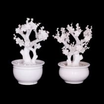 DUE MINIATURE DI GIARDINIERA CON ALBERO DI PRUNO IN FIORE, IN PORCELLANA BLANC DE CHINE, CINA,