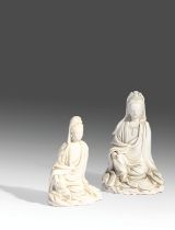 DUE PICCOLE FIGURE DI GUANYIN SEDUTE, IN PORCELLANA BLANC DE CHINE, CINA EPOCA KANGXI (1662-1722)