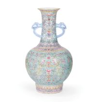 GRANDE VASO IN PORCELLANA FAMIGLIA ROSA A FONDO TURCHESE, DECORO DI FENICI, CINA, XX SECOLO