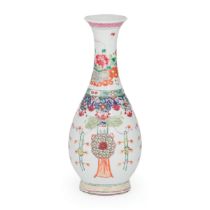 VASO A BOTTIGLIA IN PORCELLANA FAMIGLIA ROSA, CINA, INIZIO XX SECOLO