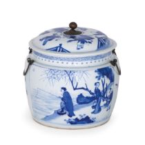 RARA E FINE GIARA CON COPERCHIO IN PORCELLANA BIANCA E BLU, CINA, EPOCA KANGXI (1662-1722)