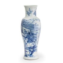 RARO E BEL VASO A BALAUSTRA IN PORCELLANA BIANCA E BLU SOTTOCOPERTA, CINA, PERIODO KANGXI