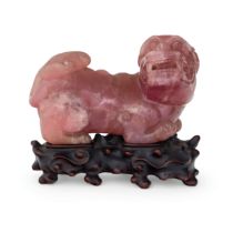 GRANDE FIGURA IN PIETRA DURA DI QILIN MONTATA A LAMPADA SU BASE IN LEGNO, CINA, XX SECOLO