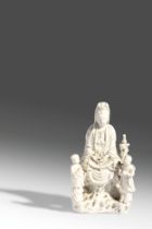 FIGURA DI GUANYIN CON ACCOLITI IN PORCELLANA BLANC DE CHINE, CINA, META' DEL XVII SECOLO