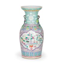 VASO A BALAUSTRA IN PORCELLANA FAMIGLIA ROSA, CINA, XX SECOLO