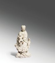 RARA E GRANDE FIGURA DI GUANYIN SEDUTA CON BAMBINO IN PORCELLANA BLANC DE CHINE, CINA, XVII SECOLO,