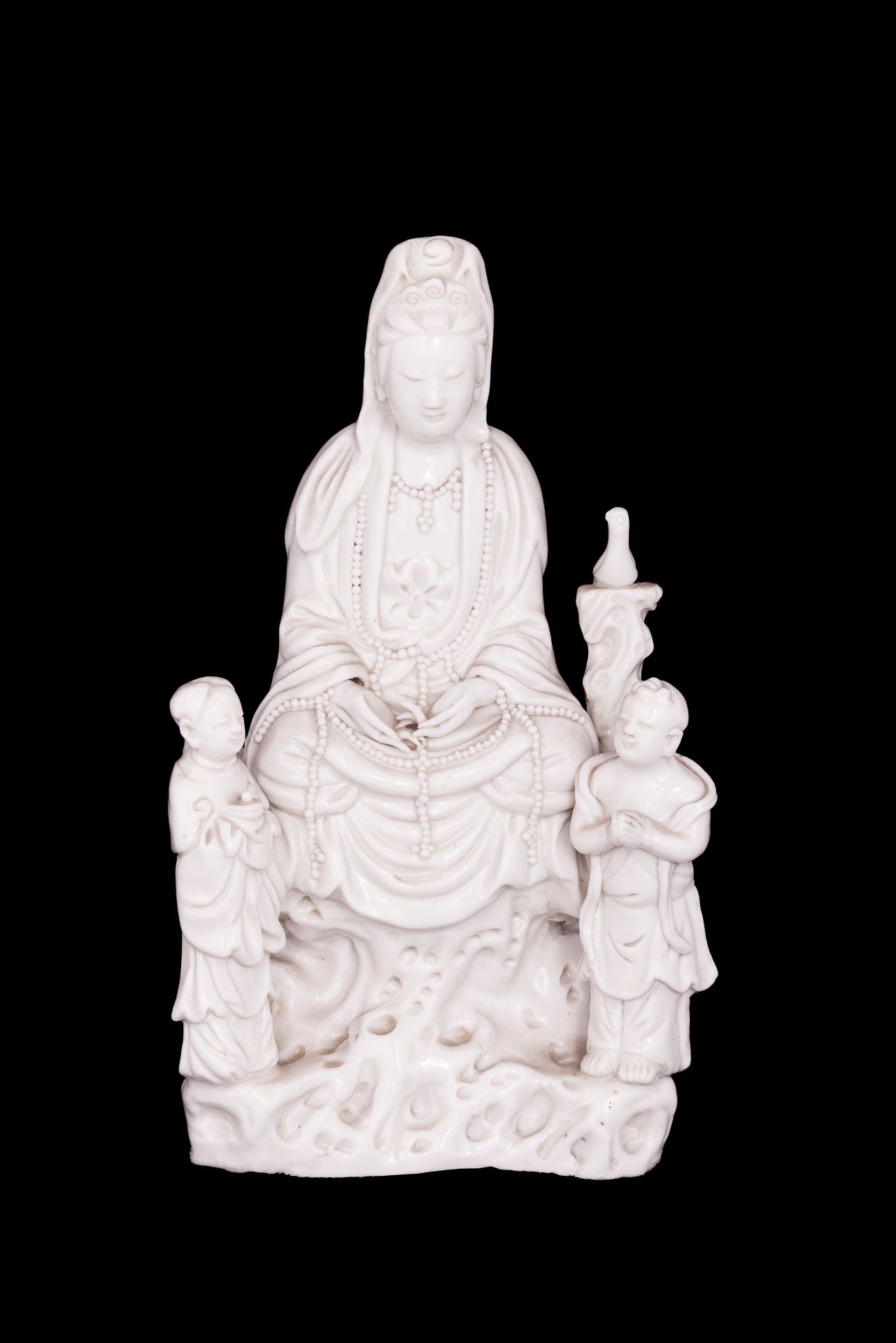 FIGURA DI GUANYIN CON ACCOLITI IN PORCELLANA BLANC DE CHINE, CINA, META' DEL XVII SECOLO - Image 2 of 4