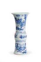 RARO VASO IN PORCELLANA BIANCA E BLU SOTTOCOPERTA CON DECORO FIGURALE, CINA, PERIODO KANGXI