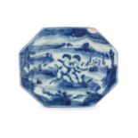 PIATTO DI SERVIZIO IN MAIOLICA BIANCA E BLU, FORNACE LIGURE, SECONDA METÀ DEL XVIII SECOLO